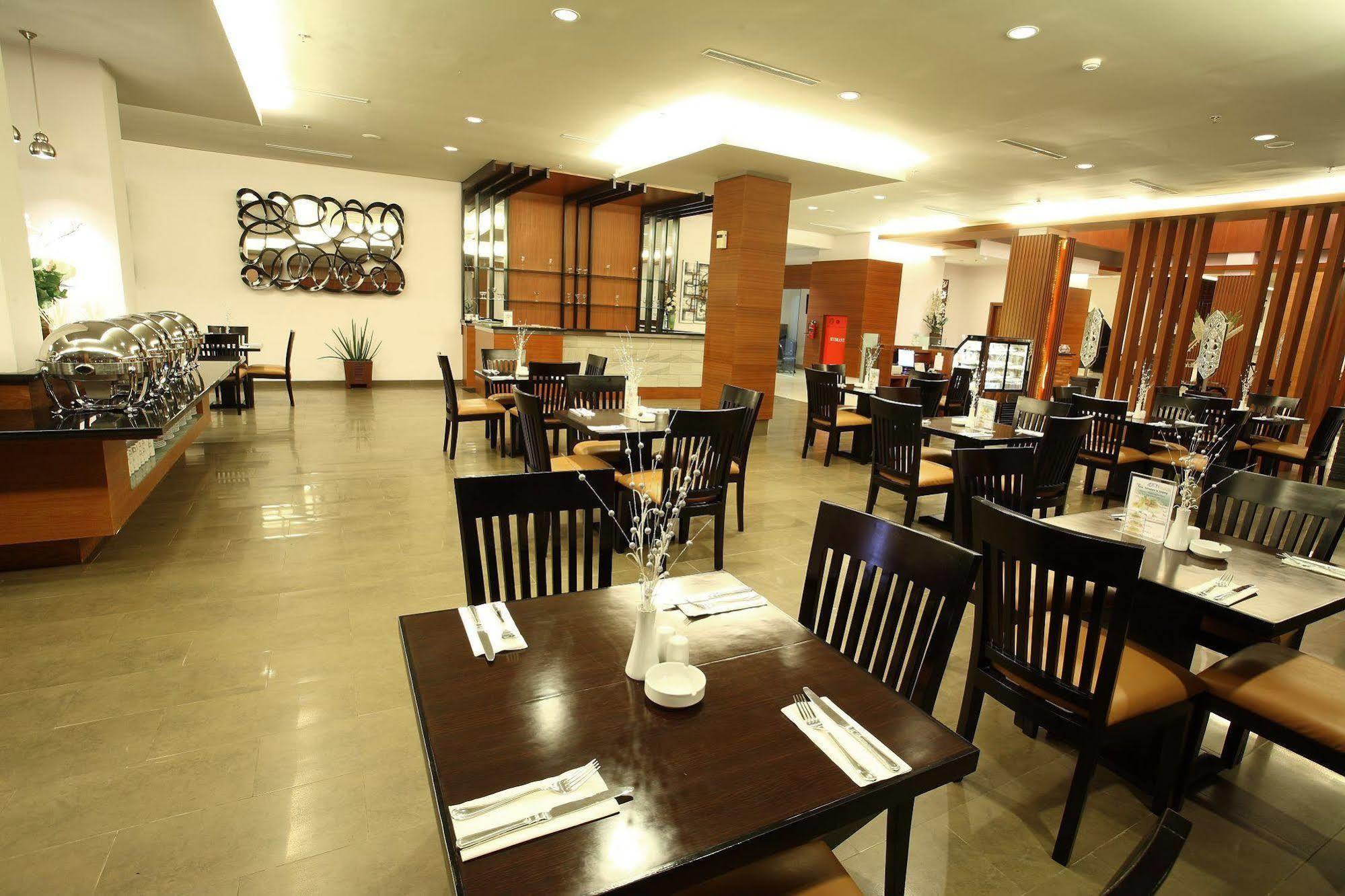 Aston Tanjung City Hotel Ngoại thất bức ảnh